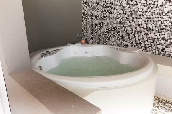 JACUZZI PRIVADO EN BALCÓN Y AMPLIA TERRAZA