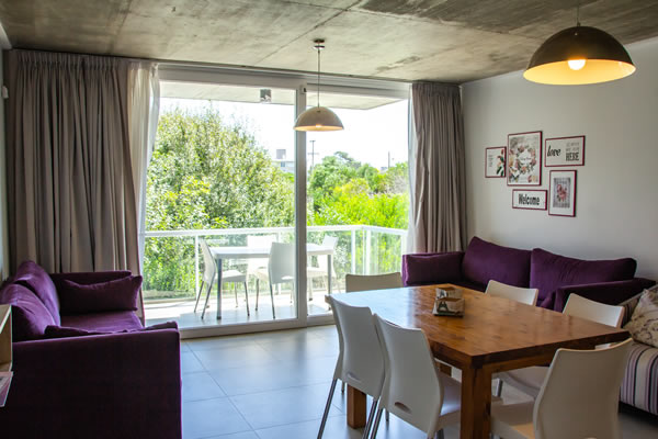 LIVING COMEDOR AMPLIO CON DOS SOFA CAMA