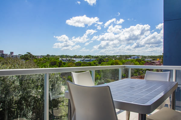 BALCON CON PARRILLA Y MUEBLES